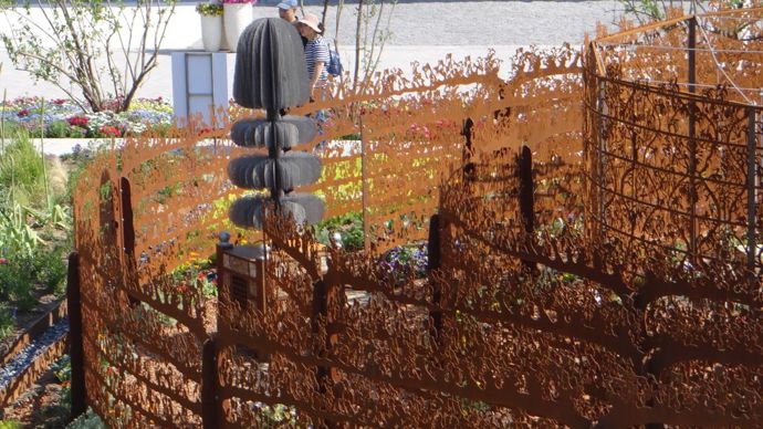 De cercle en cercle, le visiteur chemine dans des allées ludiques, bordées de rideaux de poiriers en métal découpé, taillés en palmettes horizontales « Legendre ». © C. Julhiet-Détroyat/C. Pasquer